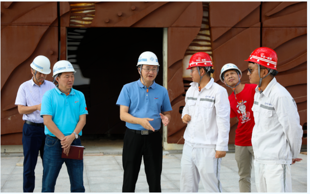 歡迎三沙市市委常委，市長鄧忠蒞臨我司承接的三沙廣場項(xiàng)目，三沙文體館項(xiàng)目現(xiàn)場調(diào)研并指導(dǎo)